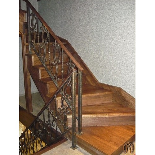 Деревянная лестница с коваными перилами
