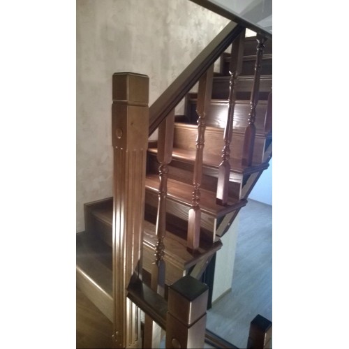Лестница на второй этаж из дерева
