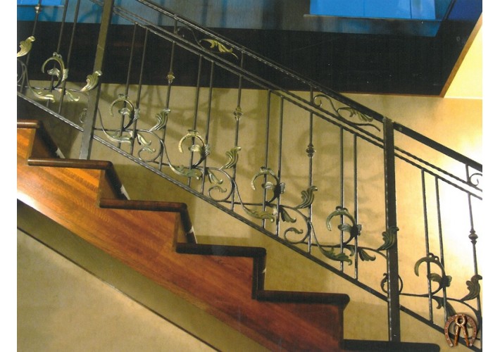 Лестница на металлокаркасе с коваными перилами
